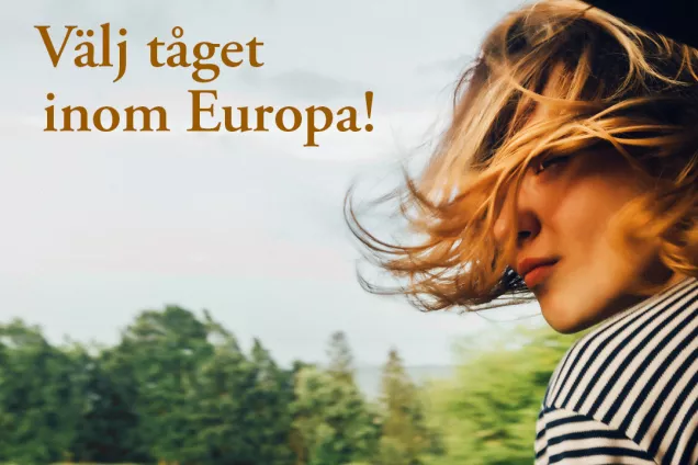 Kvinna tittar ut genom tågfönster. Foto. 