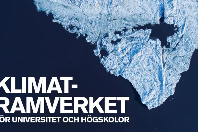 Flygfoto på ett isflak i vatten, med text i vitt som säger Klimatramverket. Kollage.