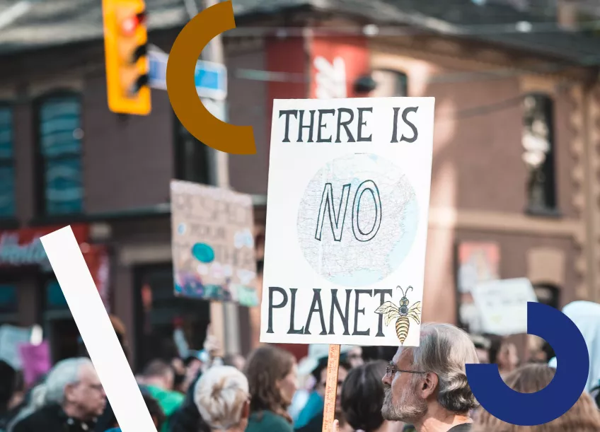 Man står i demonstrationshav med skylt med texten "There is no planet". Foto.