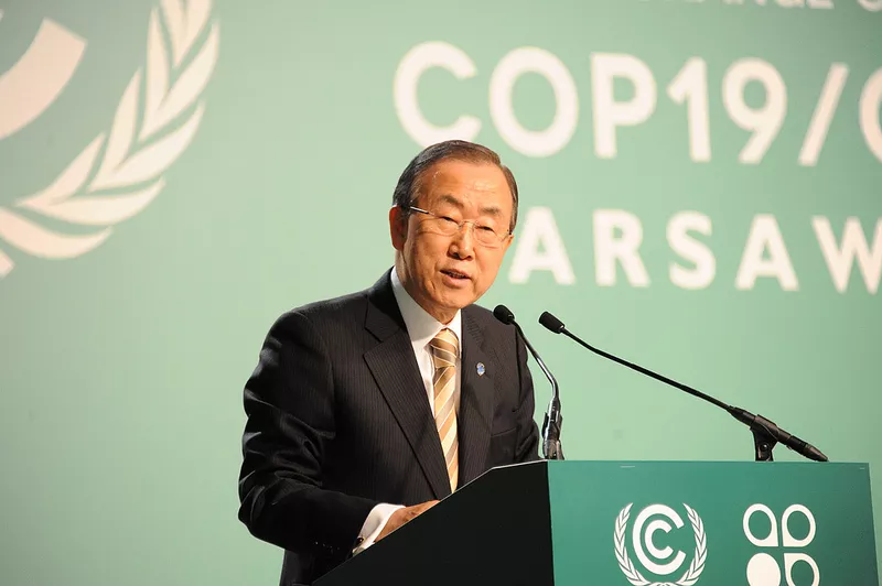 Foto av Ban Ki Moon när han pratar från ett podie under COP19. Foto:UNFCCC Ban Ki Moon, Warszawa