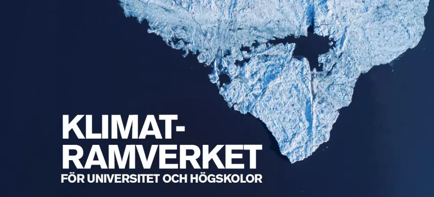 Flygfoto på ett isflak i vatten, med text i vitt som säger Klimatramverket. Kollage.